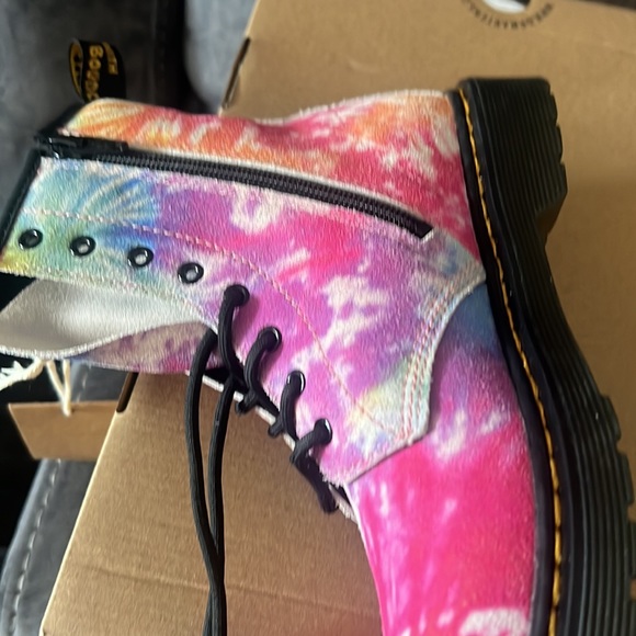 Dr. Martens tie dye kids shoes New in box sz 6 girls - Picture 6 of 10